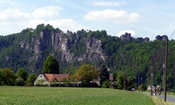 Radler auf dem Elbe-Radweg vor der beeindruckenden Kulisse des Elbsandsteingebirges in der Sächsischen Schweiz.