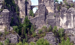 Bizarre Felsformationen im Elbsandsteingebirge bei Bad Schandau.