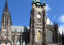 Der auf dem Burgberg gelegene, gotische Prager Veitsdom mit seiner Goldenen Pforte.