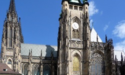 Der auf dem Burgberg gelegene, gotische Prager Veitsdom mit seiner Goldenen Pforte.