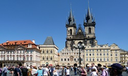 Die beiden Türme der Teynkirche überragen den Altstädter Ring in Prag, am linken Bildrand das Palais Kinsky.