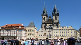 Die beiden Türme der Teynkirche überragen den Altstädter Ring in Prag, am linken Bildrand das Palais Kinsky.