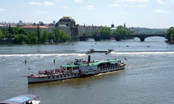 Reger Schiffsverkehr auf der Elbe, im Hintergrund die Prager Karlsbrücke
