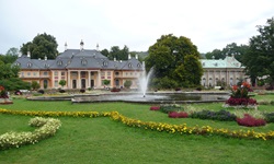 Prächtiger Blumenschmuck im Garten von Schloss Pillnitz in Dresden.