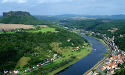 Herrlicher Blick auf eine von grünen Ufern und Siedlungen gesäumte Flussschleife der Elbe.