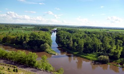 Grüne Idylle am Zusammenfluss von Elbe und Moldau bei Melnik.