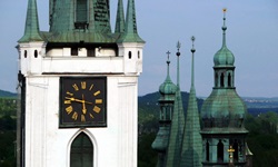 Detailaufnahme von Rathaus und Allerheiligenkirche am Marktplatz von Leitmeritz.