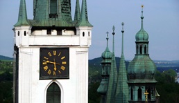 Detailaufnahme von Rathaus und Allerheiligenkirche am Marktplatz von Leitmeritz.