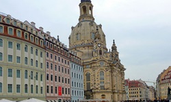 Bunte Häuserfassaden rund um die Dresdner Frauenkirche.