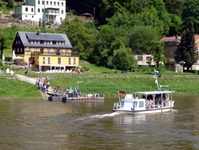 Ein Elbe-Passagierschiff passiert eine der zahlreichen Anlegestellen.