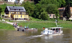 Ein Elbe-Passagierschiff passiert eine der zahlreichen Anlegestellen.