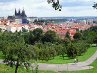 Die Goldene Stadt Prag von einem kleinen Park aus gesehen, am linken Bildrand erhebt sich der imposante Veitsdom.