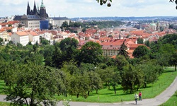 Die Goldene Stadt Prag von einem kleinen Park aus gesehen, am linken Bildrand erhebt sich der imposante Veitsdom.