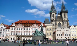 Der Altstädter Ring in Prag mit dem Palais Kinsky, der Teynkirche und dem Jan-Hus-Denkmal.