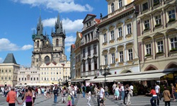 Touristen auf dem Altstädter Ring in Prag.