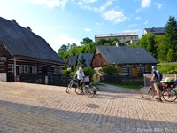 Eine Radler-Familie mit zwei Kindern in einem Dorf auf der einfachen Radreise von Prag nach Wien