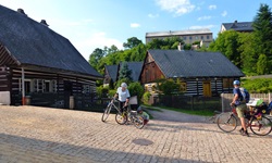 Eine Radler-Familie mit zwei Kindern in einem Dorf auf der einfachen Radreise von Prag nach Wien