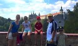 Eine Familie steht vor einer Mauer