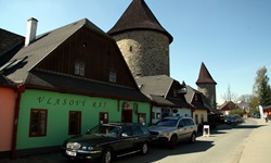 Blick auf einen Frisör in einem tschechischen Dorf