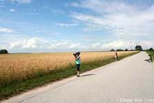 Radfahrer machen eine Pause und fotografieren die Landschaft auf der Radreise von Prag nach Wien