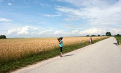 Radfahrer machen eine Pause und fotografieren die Landschaft auf der Radreise von Prag nach Wien
