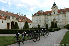 Abgestellte Räder stehen auf dem Weg zum Schloss Valtice