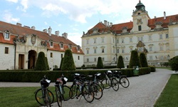 Abgestellte Räder stehen auf dem Weg zum Schloss Valtice