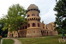 Blick auf die Burgruine Janohrad in Tschechien auf dem Greenway-Radweg von Prag nach Wien