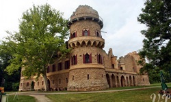 Blick auf die Burgruine Janohrad in Tschechien auf dem Greenway-Radweg von Prag nach Wien