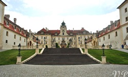 Blick auf das Schloss Valtice in Südmähren (Tschechien)