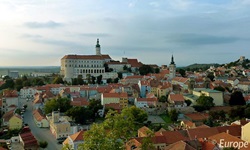 Blick über die Stadt Mikulov mit dem gleichnamigen Schloss, das über der Stadt thront