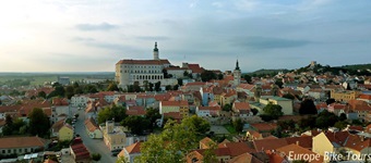 Blick über die Stadt Mikulov mit dem gleichnamigen Schloss, das über der Stadt thront