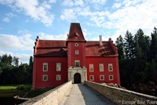 Blick über die Brücke zum roten Wasserschloss Cervana Ihota