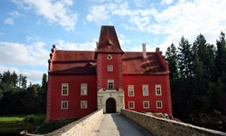 Blick über die Brücke zum roten Wasserschloss Cervana Ihota