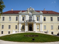 Blick auf das schöne Schloss Wilfersdorf in Österreich auf dem Greenway-Radweg von Prag nach Wien