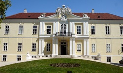 Blick auf das schöne Schloss Wilfersdorf in Österreich auf dem Greenway-Radweg von Prag nach Wien