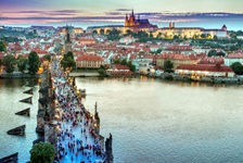 Blick auf die gut besuchte Karlsbrücke über der Moldau in Prag