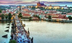 Blick auf die gut besuchte Karlsbrücke über der Moldau in Prag