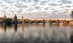 Blick über die Moldau zur Karlsbrücke in Prag