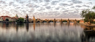 Blick über die Moldau zur Karlsbrücke in Prag