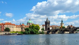 Blick über die Moldau auf Prag mit der steinernen Bogenbrücke