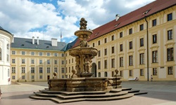 Blick auf den Brunnen im Innenhof der Prager Burg