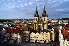 Blick hinab zum Altstädter Ring mit der zweitürmigen Teynkirche in Prag