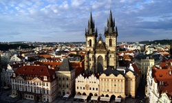 Blick hinab zum Altstädter Ring mit der zweitürmigen Teynkirche in Prag