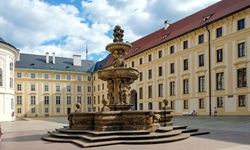 Blick in den Hof mit Springbrunnen des neuen königlichen Palasts in Prag