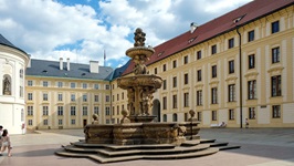Blick in den Hof mit Springbrunnen des neuen königlichen Palasts in Prag
