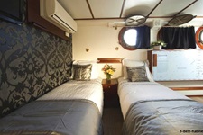 Blick in eine Drei-Bett-Kabine mit eingeklappten Bett auf der MS Princesse Royale