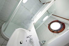 Blick in ein Badezimmer mit Bullauge auf der MS Princesse Royale