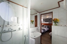 Blick von einem Badezimmer der MS Princesse Royale in eine Kabine