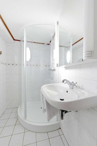 Helles Badezimmer mit Dusche auf der MS Princesse Royale